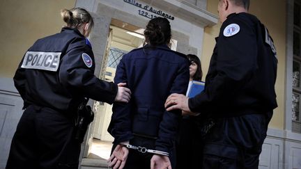 Des policiers escortent un prévenu au tribunal de Rennes (Ille-et-Vilaine). (DAVID ADEMAS / MAXPPP)