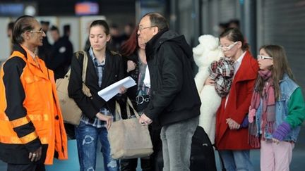 Arrivée à l'aéroport de Roissy, 5 jours après le séisme, le 16 mars 2011, de familles françaises vivant au Japon. (AFP/LIONEL BONAVENTURE)