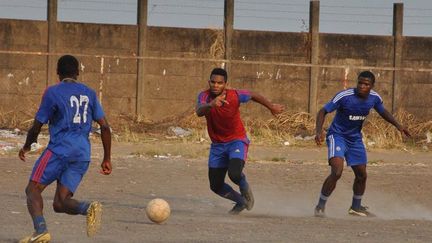 Les jeunes joueurs de football africains utilisent des techniques diverses pour passer à travers les mailles du filet européen.  (Uroš Kovač, Author provided)