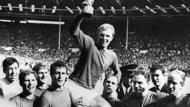 Bobby Moore, le capitaine de l'Angleterre, porté en triomphe après la victoire en finale de la Coupe du monde à Wembley par ses coéquipiers et notamment Bobby Charlton (le premier en partant de la droite), le 30 juillet 1966. (AFP / CENTRAL PRESS)