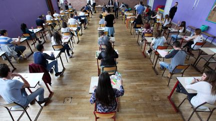 Des élèves planchent sur leur épreuves du baccalauréat. (THIERRY THOREL / CITIZENSIDE.COM)