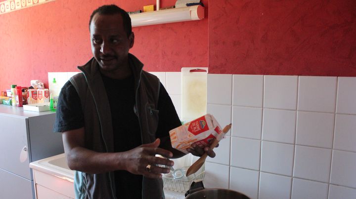 Un demandeur d'asile&nbsp;fait visiter la cuisine de son appartement, qu'il partage avec trois autres migrants, mercredi 22 avril. (CLEMENT PARROT / FRANCETV INFO)