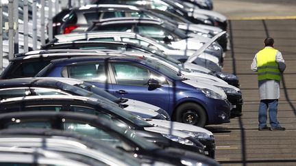 Un employ&eacute; de l'usine PSA Peugeot-Citro&euml;n, &agrave; Markolsheim, pr&egrave;s de Colmar (Haut-Rhin), le 7 septembre 2012.&nbsp; (VINCENT KESSLER / REUTERS )