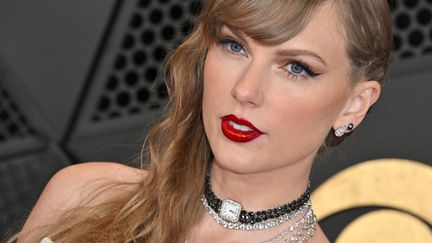 L'auteure-compositrice-interprète américaine Taylor Swift arrive pour la 66e cérémonie annuelle des Grammy Awards à la Crypto.com Arena de Los Angeles, le 4 février 2024. (ROBYN BECK / AFP)