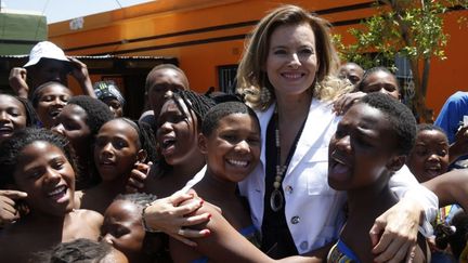 Val&eacute;rie Trierweiler en visite officielle &agrave; Soweto (Afrique du Sud), le 15 octobre 2013. (MIKE HUTCHINGS / POOL)