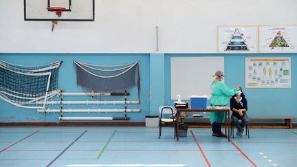 Une soignante réalise un test Covid-19 à Cascais (Portugal) le 16 mars 2021. (PEDRO FIUZA / NURPHOTO / AFP)