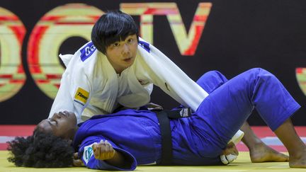 La Française Sarah-Léonie Cysique s'est inclinée avec l'équipe de France contre le Japon lors de la finale par équipes mixtes des championnats du monde de judo à Doha, le 14 mai 2023. (KARIM JAAFAR / AFP)