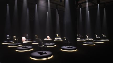 La chaise médaillon designée&nbsp;par&nbsp;Philippe Starck présentée au&nbsp;Salone del Mobile 2022 à Milan en Italie (Adrien Dirand)