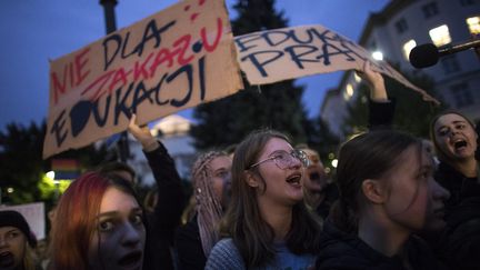 Manifestation à Varsovie le 16 octobre 2019 contre le projet de loi interdisant les cours d'éducation sexuelle à l'école&nbsp; (MACIEJ LUCZNIEWSKI / NURPHOTO)