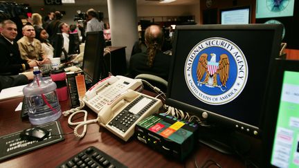 Un bureau de la salle des op&eacute;rations de la NSA &agrave;&nbsp;Fort Meade, Maryland (Etats-Unis), le 25 janvier 2006. (PAUL J. RICHARDS / AFP)