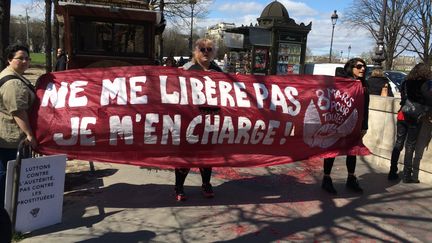 Une centaine de travailleurs du sexe&nbsp;se sont rassemblés sur l'esplanade des Invalides à Paris, le 6 avril 2016, pour manifester contre la loi pénalisant les clients de la prostitution.&nbsp; (KOCILA MAKDECHE / FRANCETV INFO)