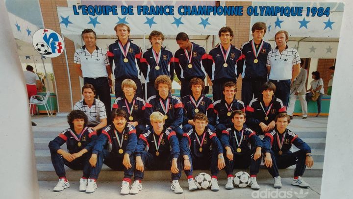 Carte postale représentant tous les joueurs de l'équipe de France médaillés aux Jeux Olympiques de 1984 et leur entraîneur Henri Michel.  (FRANCETVSPORT)