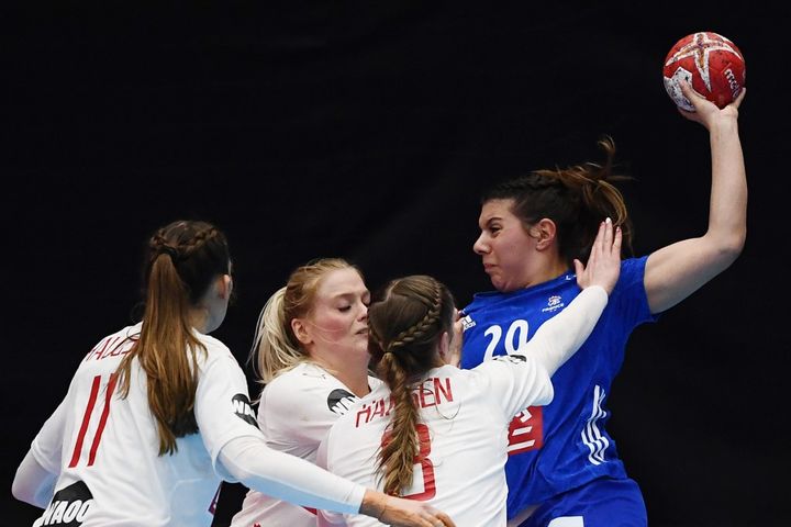 Laura Flippes pendant le match France - Danemark aux championnats du monde 2019. (CHARLY TRIBALLEAU / AFP)