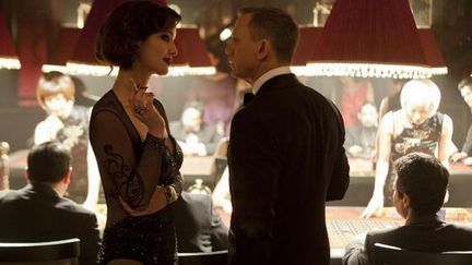 Daniel Craig et Bérénice Marlohe dans &quot;Skyfall&quot;, le dernier James Bond, de Sam Mendes
 (Kobal / The Picture Desk / AFP)