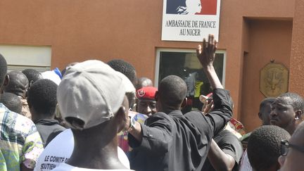 Des manifestants le 30 juillet devant l'ambassade de France à Niamey, au Niger. (- / AFP)