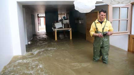 Un habitant sinistré de Nemours (Seine-et-Marne)&nbsp;constate les dégâts dans son foyer, le 1er juin 2016. (MAXPPP)