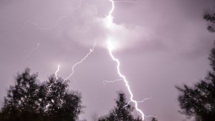 Des éclairs dans le Lot-et-Garonne, le 6 août 2013. (MAXPPP)