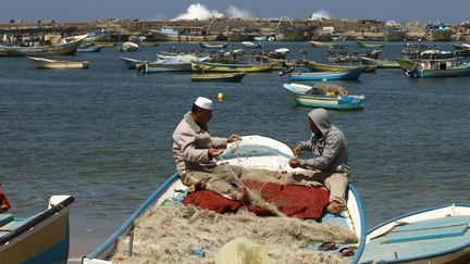 Des p&ecirc;cheurs palestiniens dans le port de Gaza, le 27 mars 2013. (MOHAMMED ABED / AFP)