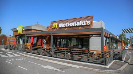 Un restaurant de la chaîne McDonald's à Romans-sur-Isère, dans la Drôme, le 11 août 2020. (NICOLAS GUYONNET / HANS LUCAS / AFP)