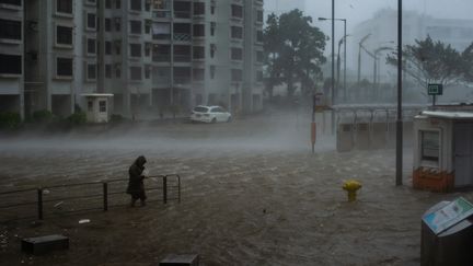 Dans une rue de Hong Kong, le 16 septembre 2018, avant l'arrivée du super typhon&nbsp;Mangkhut. (PHILIP FONG / AFP)