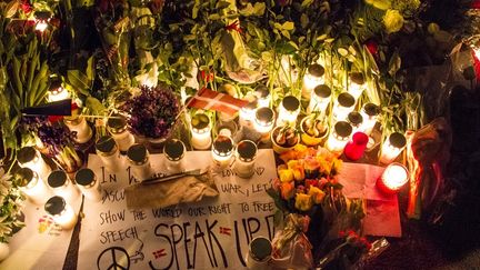 Fleurs et bougies en hommage devant le Centre culturel Krudttoenden, cible de la fusillade du tueur, mais aussi une exigence formul&eacute;e : le maintien de l libert&eacute; d'expression. Et le symbole du mouvement pour la paix. &nbsp; (FREYA INGRID MORALES / ANADOLU AGENCY/ AFP)