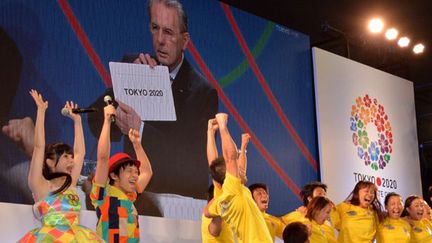 Le bonheur des Japonais à Tokyo, qui ont vécu l'annonce de la victoire de leur ville sur écran géant