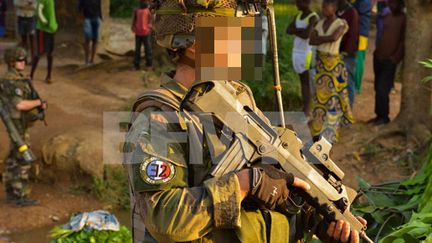 Photographie d'un soldat portant un macaron aux r&eacute;f&eacute;rences nazies en Centrafrique. Le clich&eacute; a &eacute;t&eacute; retir&eacute; de la page Facebook des op&eacute;rations ext&eacute;rieures de l'arm&eacute;e, mais envoy&eacute; &agrave; la cha&icirc;ne BFMTV. (ARMEE / BFMTV)