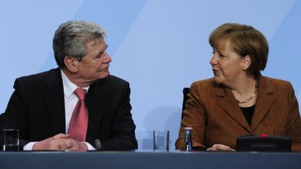 Le futur pr&eacute;sident allemand Joachim Gauck et la chanceli&egrave;re allemande Angela Merkel donnent une conf&eacute;rence de presse &agrave; Berlin (Allemagne), le 19 f&eacute;vrier 2012. (JOHN MACDOUGALL / AFP)