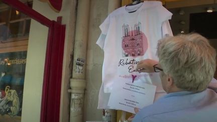 Depuis l'incendie qui a touché la cathédrale Notre-Dame de Paris lundi 15 avril, de nombreux produits dérivés sont vendus en rapport avec cette tragédie. (FRANCE 3)