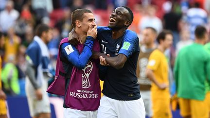 Antoine Griezmann et Blaise Matuidi, à Kazan, lors du match face à l'Australie, le 16 juin 2018. (FRANCK FIFE / AFP)