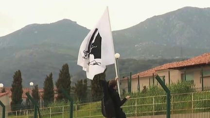 La Corse a de nouveau été en proie à de nouvelles manifestations violentes dimanche 27 mars. Des affrontements avec les CRS ont eu lieu.&nbsp; (CAPTURE ECRAN FRANCE 2)