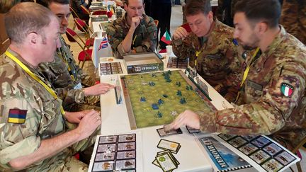 Dans toutes les armées les officiers supérieurs font et refont les batailles du passé et celles à venir sur des plateaux de jeux. Ici championnat de "Wargames" organisé par l’école de guerre - Terre, aux Invalides, à Paris. (ERIC BIEGALA / RADIOFRANCE)