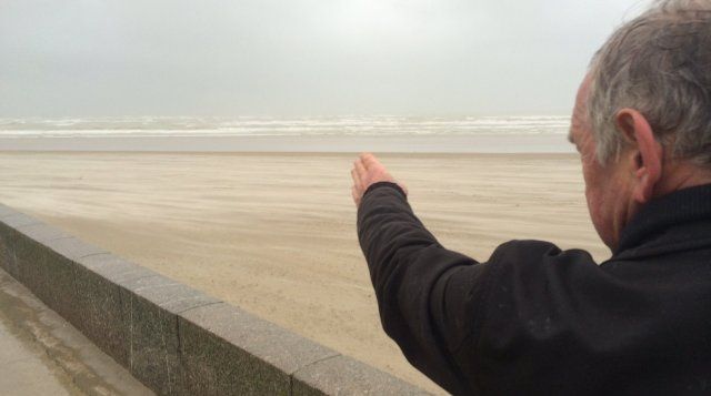 Un ami du p&ecirc;cheur qui a alert&eacute; les secours montre l'endroit o&ugrave; a &eacute;t&eacute; retrouv&eacute; le corps, le 20 novembre 2013 &agrave; Berck-sur-Mer (Pas-de-Calais). (SIMON COLAONE / FRANCE 3 NORD-PAS-DE-CALAIS)