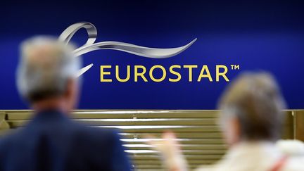 Des passagers font&nbsp;face au terminal Eurostar à la gare St. Pancras de Londres, le 21 août 2016. (ANDY RAIN / EPA)