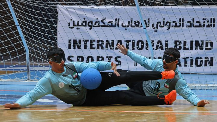 Les Iraniens Mehdi Abbasi et Mohsen Abdolmalki lors du tournoi de goalball de Bagdad, au stade Al-Shaab, le 10 mai 2023. (AHMAD AL-RUBAYE / AFP)