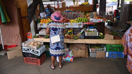 Photo d'illustration d'un marché de Saint-Denis (la Réunion), en novembre 2021. (FRANCK DUBRAY / MAXPPP)