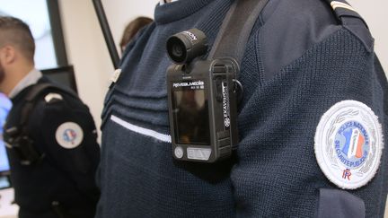 Police : Gérald Darmanin demande plus de caméras-piétons