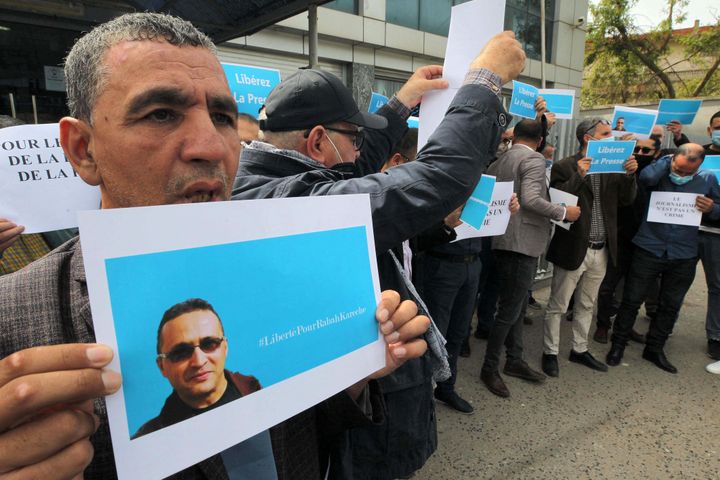 25 avril 2021. Manifestation devant les locaux du quotidien de langue française "Liberté" dans la banlieue d'Alger pour réclamer la libération du journaliste Rabah Kareche, correspondant du journal, arrêté et écroué le 19 avril. Le pouvoir l'accuse de diffusion de fausses nouvelles pouvant porter "atteinte à la sécurité publique". (AFP)