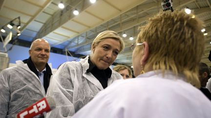 Marine Le Pen en visite à Rungis le 21 septembre 2011? lors de la campagne présidentielle de 2012. (JOHANNA LEGUERRE / AFP)