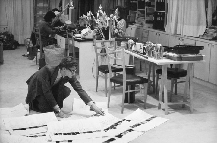 Yves Saint Laurent dans son bureau du 5, avenue Marceau dans le 16e arrondissement de Paris. (MUSEE YVES SAINT LAURENT PARIS)