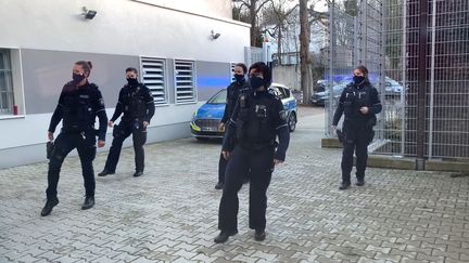 Policiers allemands dans un clip réalisé dans le cadre du&nbsp;"Jerusalema challenge" (Capture d'écran YouTube)