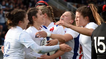 Les Bleues célèbrent le deuxième essai de Cyrielle Banet lors du test-match face à la Nouvelle Zélande le samedi 13 novembre, au stade du Hameau à Pau. (GAIZKA IROZ / AFP)