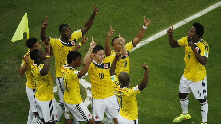 Les Colombiens c&eacute;l&egrave;brent leur deuxi&egrave;me but contre l'Uruguay, samedi 28 juin &agrave; Rio de Janeiro (Br&eacute;sil). (FABRIZIO BENSCH / POOL / AFP)