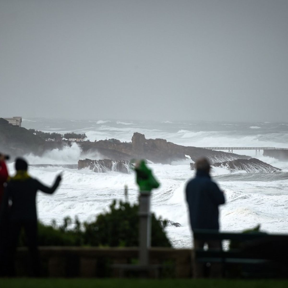 Tempête Barbara. Vents violents et pluies fortes jusqu'à mercredi, 12  départements en orange