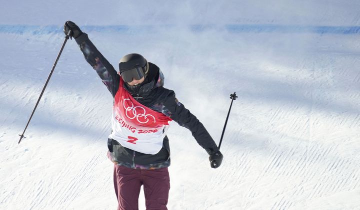 Kelly Sildaru célèbre sa manche qui lui permet de réaliser le meilleur score des qualifications du slopestyle olympique, le 14 février 2022. (WANG HAOFEI / XINHUA)