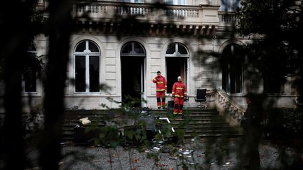 Un hôtel particulier incendié à Paris, le 2 décembre 2018, au lendemain de la mobilisation des "gilets jaunes". (BENOIT TESSIER / REUTERS)