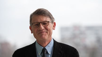 Vincent Peillon visite le quartier de La Meinau, à Strasbourg (Bas-Rhin), après l'annonce de sa candidature à la primaire de la gauche, le 13 décembre 2016. (SOPHIE DUPRESSOIR / HANS LUCAS / AFP)