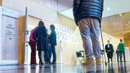 La salle&nbsp;des pas perdus de la cour d'assises spéciale, au Palais de justice de Paris, le 15 mars 2022. (DANIEL FOURAY / MAXPPP)