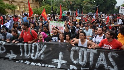 Des opposants au Mondial 2014 manifestent &agrave; Sao Paulo (Br&eacute;sil), le 23 f&eacute;vrier 2014. (BEN TAVENER / ANADOLU AGENCY / AFP)