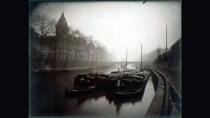 Eugène Atget, La Conciergerie et la Seine, brouillard en hiver, 1er arrondissement, 1923
 (Eugène Atget / Musée Carnavalet / Roger-Viollet)